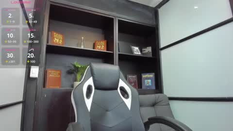 Snapshot of isaacblack_ chatting on October 18, 6:18 am IsaacBlack online show from October 18, 6:18 am