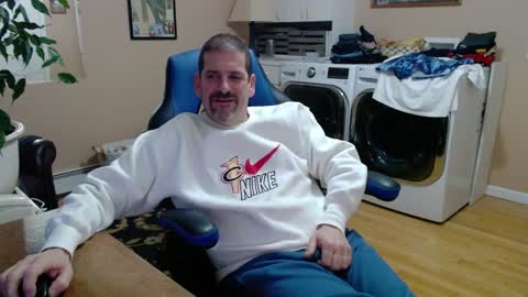 Snapshot of islandguy70 chatting on February 8, 11:33 am Jim online show from February 8, 11:33 am