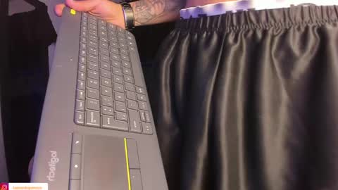 Snapshot of james1lee_ chatting on February 22, 11:54 pm LeonardoInsta LeonardoperezcoPvt open online show from February 22, 11:54 pm