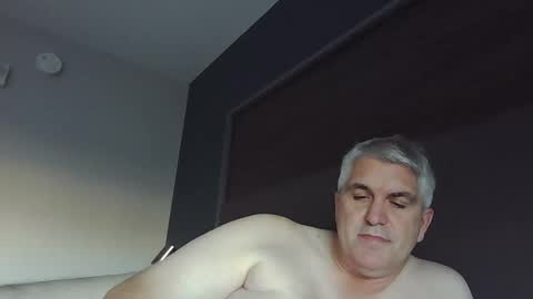 Snapshot of jecko71 chatting on December 19, 9:06 pm dadbody71 online show from December 19, 9:06 pm