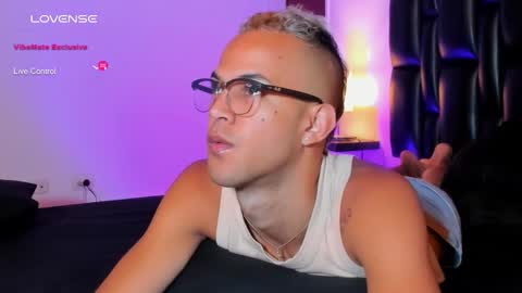 Snapshot of jeremmy_5_ chatting on January 7, 12:05 pm Jeremmy online show from January 7, 12:05 pm