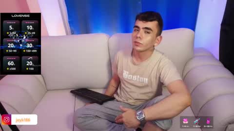 Snapshot of jey_keler chatting on October 4, 2:16 am jey keler online show from October 4, 2:16 am
