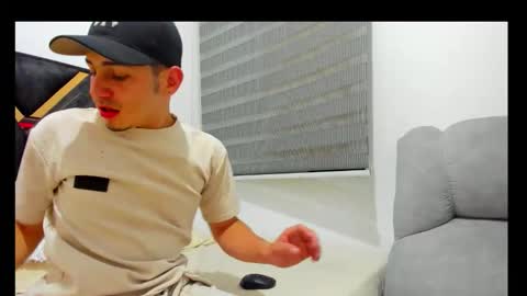 john_hot690 online show from April 12, 4:47 am