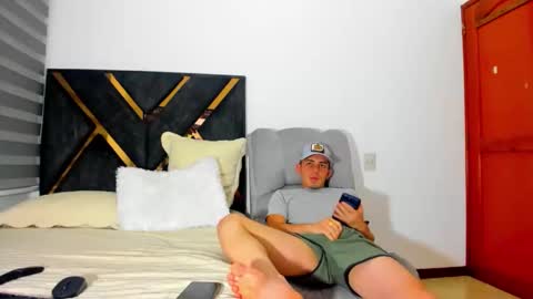 john_hot690 online show from April 7, 4:56 am