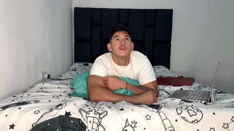 jonathancast08 online show from April 17, 1:47 pm