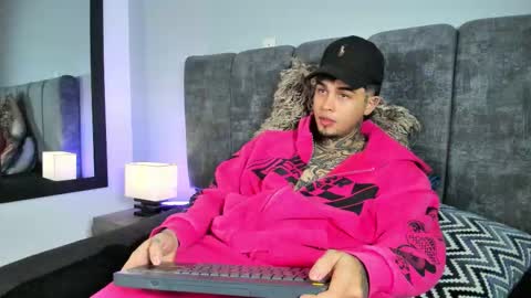 juan_alvarez18 online show from January 10, 10:58 pm