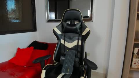 julian_wallace online show from March 8, 10:03 pm