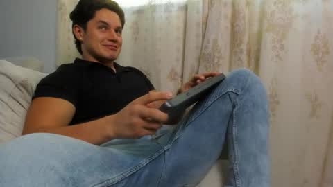 julian_wallace1 online show from May 19, 3:29 pm