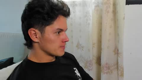 julian_wallace1 online show from June 2, 3:24 pm