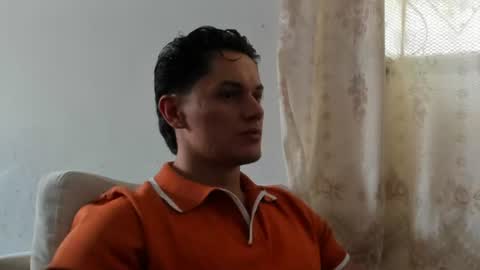 julian_wallace1 online show from July 2, 6:25 pm