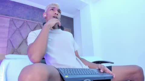 Snapshot of juliensaint_ chatting on October 8, 11:58 am Julien online show from October 8, 11:58 am