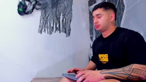 Snapshot of king_falconer chatting on October 19, 4:28 am Angel Falconer online show from October 19, 4:28 am
