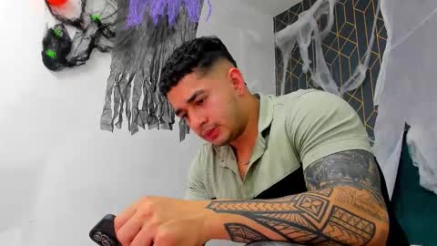 Snapshot of king_falconer chatting on October 16, 4:09 am Angel Falconer online show from October 16, 4:09 am