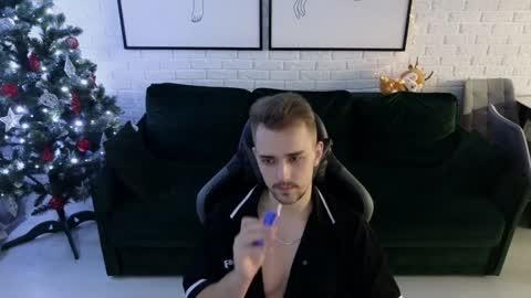 Snapshot of larstar01 chatting on December 5, 1:03 am Lars online show from December 5, 1:03 am