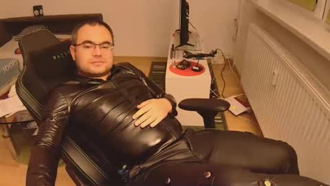 latexboy893 online show from November 26, 12:02 am