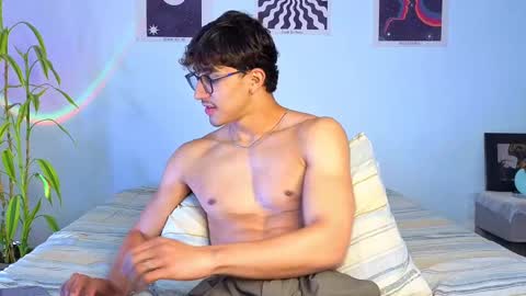 Snapshot of latinguyxl chatting on October 8, 9:41 pm Logan online show from October 8, 9:41 pm