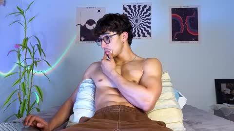 Snapshot of latinguyxl chatting on October 20, 11:30 pm Logan online show from October 20, 11:30 pm