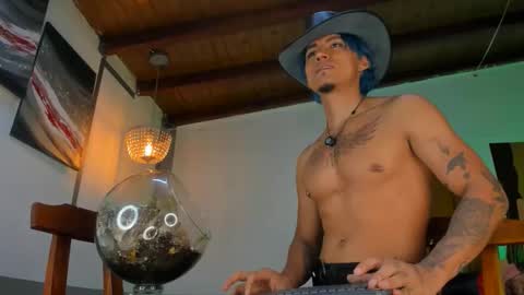 latino_boysmiles online show from February 22, 1:29 am
