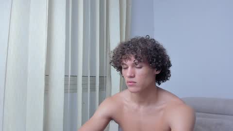 Snapshot of laureent__ chatting on December 19, 9:40 am Laureent online show from December 19, 9:40 am