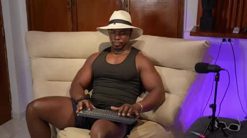 Snapshot of leonardo_jones1 chatting on September 18, 12:01 am Leandro jones online show from September 18, 12:01 am