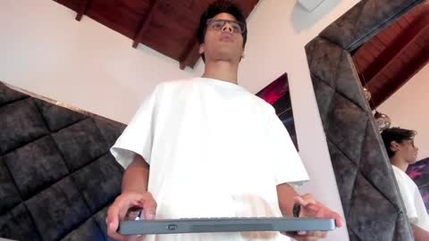 Liam twink big dick online show from May 21, 11:26 am