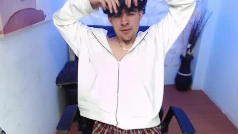 Snapshot of liil_boy chatting on October 21, 4:04 am Lil Boy- online show from October 21, 4:04 am