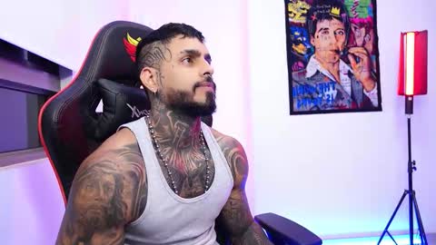 logan_hugh8 online show from October 22, 3:32 am