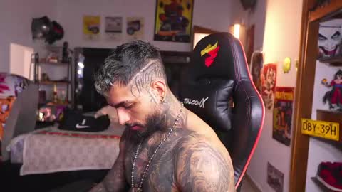 logan_hugh8 online show from June 8, 1:28 am