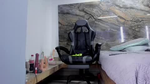 logan_wollff online show from April 13, 7:58 pm