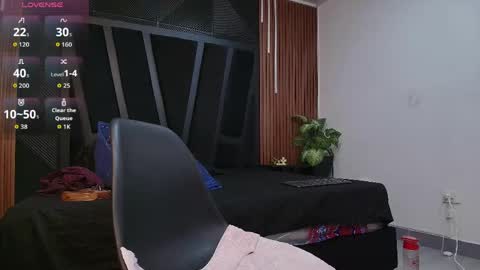  L O R E N Z O  Thumbs Up help  online show from April 15, 7:58 pm