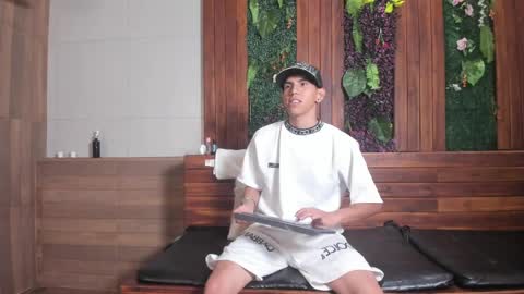 Lucca Moreti online show from April 11, 3:46 am