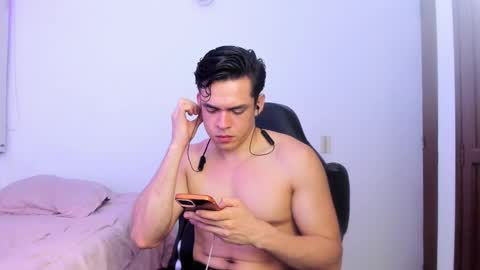 Snapshot of lucian_gomez chatting on December 17, 4:45 am Lucian Gomez online show from December 17, 4:45 am