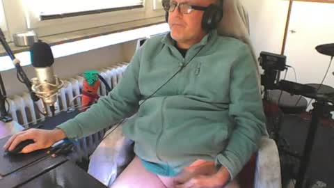        call me  Stefan online show from June 12, 11:41 am