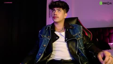 Snapshot of lylebennett_ chatting on September 9, 12:48 pm Lyle Bennett Freelance Model online show from September 9, 12:48 pm