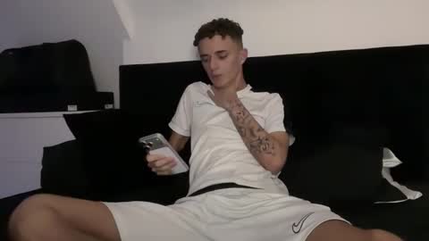 Snapshot of lz_britboy chatting on October 17, 5:39 pm NEW Leo lz britboy online show from October 17, 5:39 pm