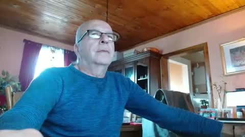 Maurice online show from December 18, 2:06 pm