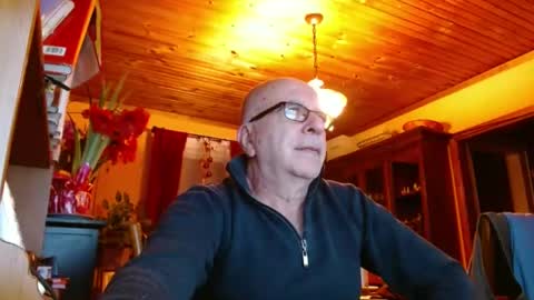 Maurice online show from January 8, 10:27 pm