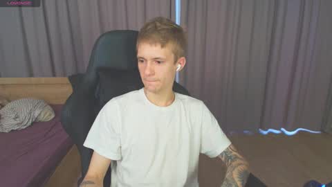 Snapshot of max_gen chatting on February 8, 1:44 pm Max Gen with tats 24years And Ethan without tats 20 years online show from February 8, 1:44 pm
