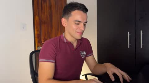 Snapshot of max_lancaster chatting on December 3, 12:00 am Max Lancaster online show from December 3, 12:00 am