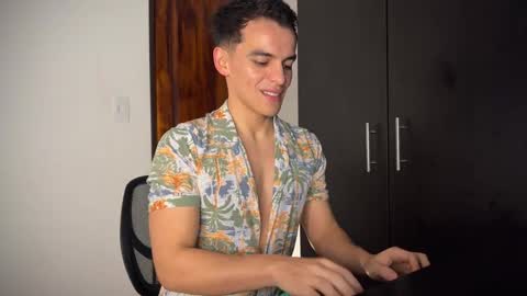 Snapshot of max_lancaster chatting on January 23, 12:35 am Max Lancaster online show from January 23, 12:35 am