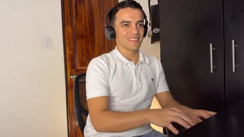 Snapshot of max_lancaster chatting on December 7, 8:38 pm Max Lancaster online show from December 7, 8:38 pm