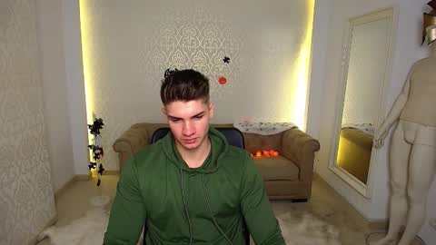 Snapshot of maxkaiden chatting on October 19, 5:01 am MaxKaiden online show from October 19, 5:01 am