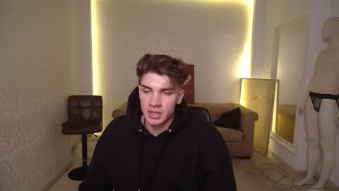 Snapshot of maxkaiden chatting on March 1, 5:09 am MaxKaiden online show from March 1, 5:09 am