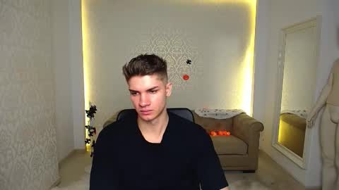 Snapshot of maxkaiden chatting on October 20, 5:11 am MaxKaiden online show from October 20, 5:11 am