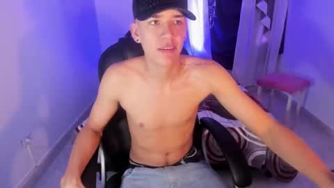 Snapshot of maxthomson_boy chatting on September 25, 7:57 pm MaxThomson online show from September 25, 7:57 pm