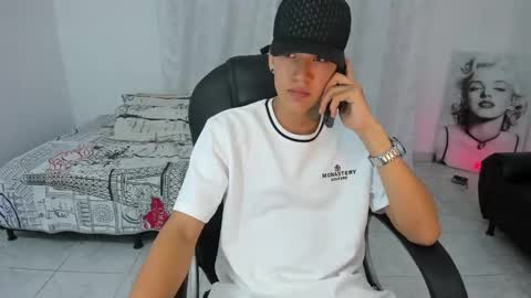 Snapshot of maxthomson_boy chatting on September 27, 11:02 pm MaxThomson online show from September 27, 11:02 pm