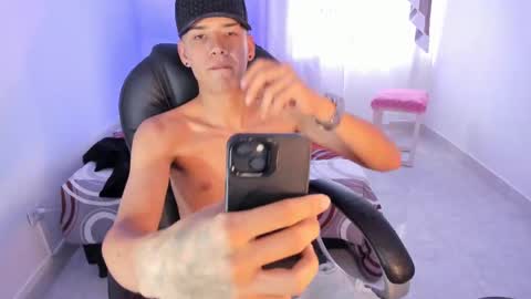 Snapshot of maxthomson_boy chatting on September 10, 8:40 pm MaxThomson online show from September 10, 8:40 pm