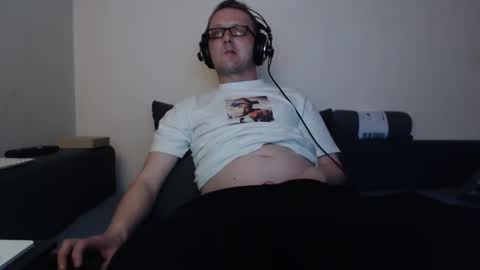 Snapshot of mcmike_es chatting on October 24, 7:26 pm Mike online show from October 24, 7:26 pm