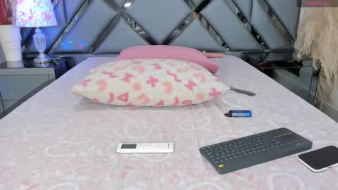 milan_lewiss online show from November 29, 1:46 pm