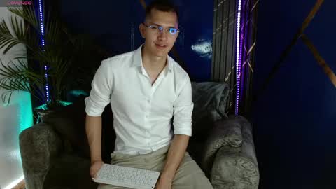 milandavid1 online show from April 6, 5:36 pm